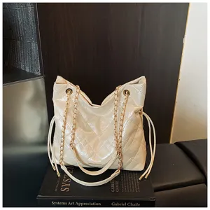 Elegant quilted chain tote bag for women, stylish PU leather shoulder bag for daily commuting.