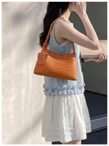 Stylish vintage woven leather underarm shoulder bag for women, versatile large capacity casual handbag.