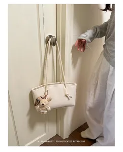 Minimalist large capacity tote bag for women, elegant shoulder commuting bag with cute bear pendant