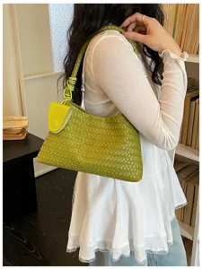 Retro woven shoulder bag for women, stylish hobo handbag with large capacity design.