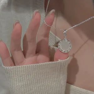 S925 Silber retro weiße Muschel runder Anhänger Halskette Detailansicht mit feiner Verarbeitung.