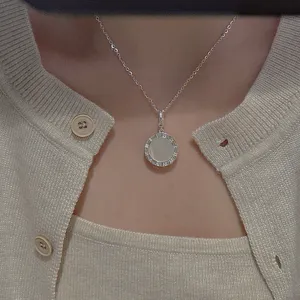 Elegante S925 Silber Römische Ziffern Anhänger Halskette, vintage Schmuck Detailaufnahme.