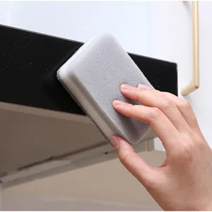 Detailaufnahme eines doppelseitigen Reinigungsschwamms beim Reinigen von Küchenoberflächen.