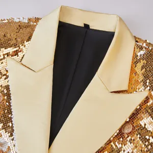 Primer plano detallado de blazer de lentejuelas doradas para mujer con solapa de satén.