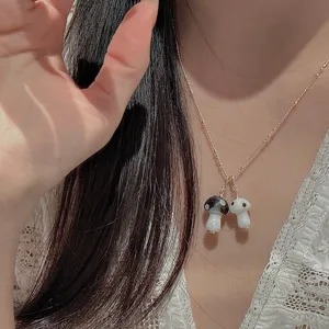 Collar delicado de plata esterlina S925 con dos bonitos colgantes de champiñón.