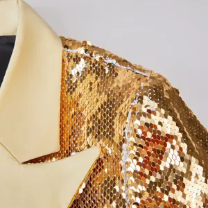 Primer plano detalle de blazer de lentejuelas doradas de mujer con solapa de satin.