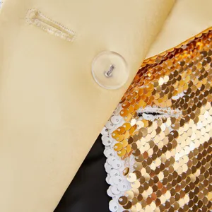 Primer plano detallado de la tela del blazer de lentejuelas, solapa y botón elegante.