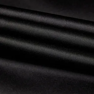 Nahaufnahme von hochwertigem schwarzem Stoffmaterial mit glatter Textur und feinen Details.