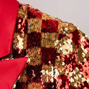 Primer plano muy detallado de una elegante chaqueta con lentejuelas rojas y doradas y solapa.