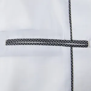 Nahaufnahme der Herrensakko Taschenverkleidung mit klassischem schwarz-weissem Muster