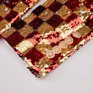Detalle de manga de blazer de lentejuelas para mujer, diseño a cuadros rojo y oro, botones de metal.