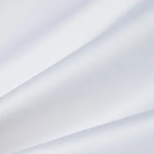 Detailaufnahme von weißem Anzugstoff mit glatter Textur und weicher natürlicher Drapierung.