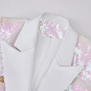 Vista detallada del cuello de blazer con lentejuelas blancas, elegante ropa de fiesta.