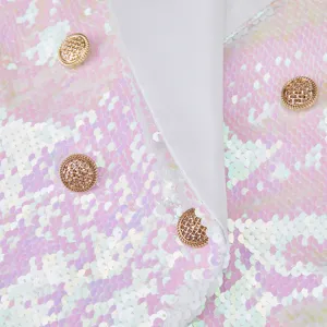 Detalle en primer plano de blazer de lentejuelas para mujer con botones dorados y solapa.