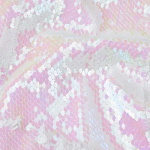 Detalle de tela de lentejuelas rosa iridiscentes de chaqueta de traje de lujo de mujer.