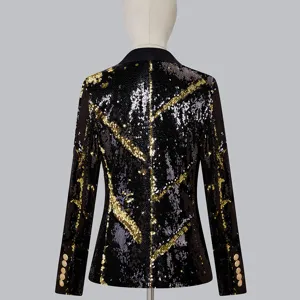 Detalle de la parte trasera del brillante blazer de lentejuelas bicolor con detalles dorados.