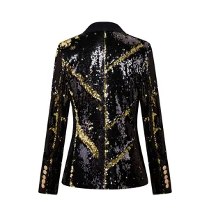 Vista trasera detallada de un elegante blazer de mujer con lentejuelas negras y doradas.