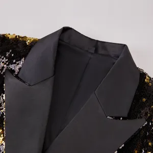 Primer plano detalle de blazer mujer de lentejuelas con solapa de satén negro y brillos brillantes.