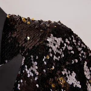Vista detallada de la tela del blazer de lujo para mujer con lentejuelas chic y elegante