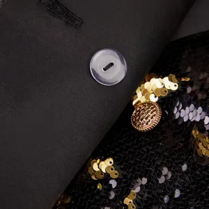 Vista detallada de una lujosa chaqueta blazer de lentejuelas para mujer con botones metálicos.