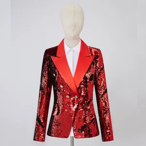 Detalle en primer plano de blazer cruzado de lentejuelas rojas con botones dorados.