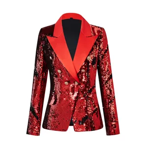 Detalles en primer plano de la chaqueta de lentejuelas roja, solapa clásica y botones dorados.