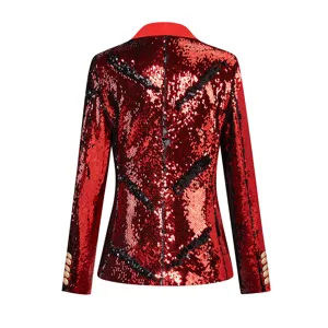 Primer plano de la espalda de la chaqueta de lentejuelas rojas con patrones geométricos y cuello.