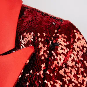 Primer plano detallado de una chaqueta blazer roja de lentejuelas con tela brillante y solapa.