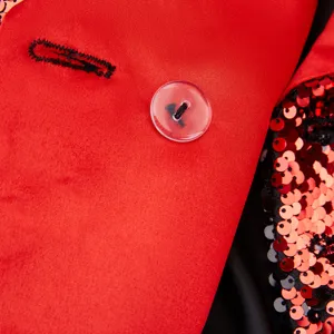 Primer plano detallado de una chaqueta blazer de mujer con lentejuelas rojas y botón.
