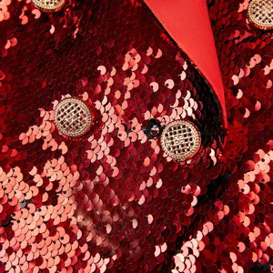Primer plano detallado de chaqueta blazer de lentejuelas rojas para mujer con botones dorados.