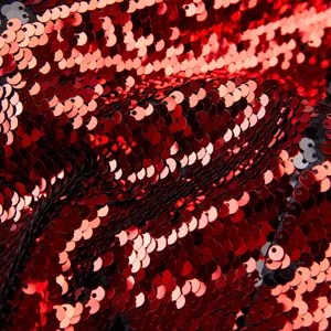 Detalle de blazer de lentejuelas rojas, textura de tela brillante para moda de mujer elegante.