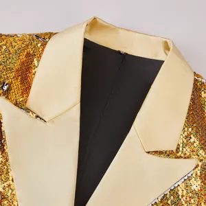 Detalle de blazer de lentejuelas doradas con solapa de satén y forro negro chic.