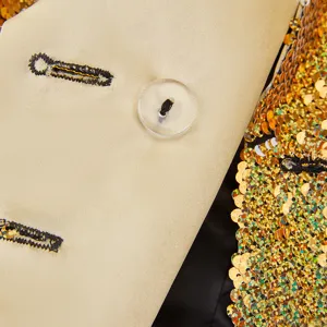 Primer plano detallado de la chaqueta de lentejuelas para mujer con textura beige y lentejuelas.