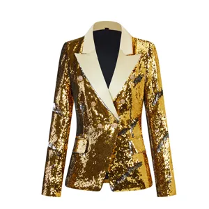 Detalle del blazer de lentejuelas doradas con tejido brillante, solapa y botones elegantes.
