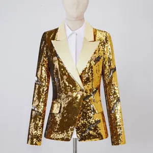 Primer plano del lujoso blazer cruzado de lentejuelas doradas con solapa de contraste.