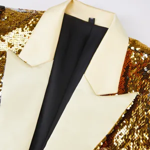 Vista detallada del blazer de lentejuelas de lujo para mujer con lentejuelas doradas y solapa.