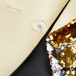 Primer plano detalle de boton de chaqueta de mujer con textura de lentejuelas oro.
