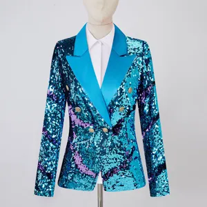 Detalle en primer plano del blazer de lentejuelas brillantes para mujer con cuello y botones.