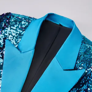 Primer plano detallado de una elegante chaqueta de lentejuelas azules con solapa a juego.