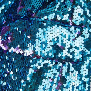 Primer plano detallado de tela de lentejuelas reversibles azules, textura y brillo elegante.