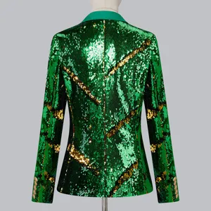 Detalle trasero de la lujosa chaqueta de lentejuelas verdes y doradas, acabado brillante.