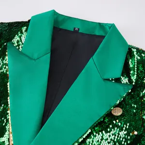 Detalle de blazer de lentejuelas verdes con solapa elegante y textura brillante y fina.