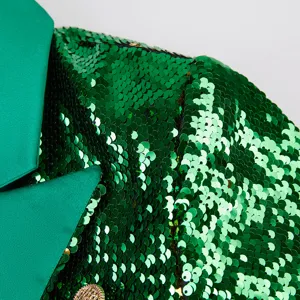 Foto detallada de blazer de lentejuelas verdes con lentejuelas brillantes y solapa mujer.