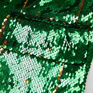 Primer plano detallado del lujoso tejido de lentejuelas verdes, denso y brillante.
