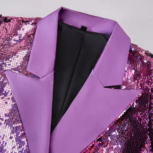 Detalle de blazer de lentejuelas para mujer con solapa de satén morado y tela brillante.