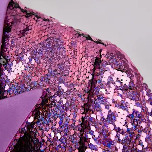 Primer plano detallado de la textura del blazer de lentejuelas moradas para fiesta.
