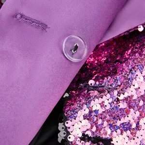 Detalle de chaqueta blazer de lentejuelas moradas que muestra el botón y la textura.