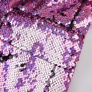 Detalle de primer plano del lujoso tejido de lentejuelas reversibles para blazer.