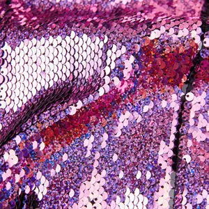 Primer plano de tela de lentejuelas rosa violeta brillante, textura deslumbrante blazer.