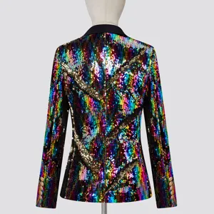 Vista detallada de la parte trasera del blazer de lentejuelas coloridas con lentejuelas brillantes.